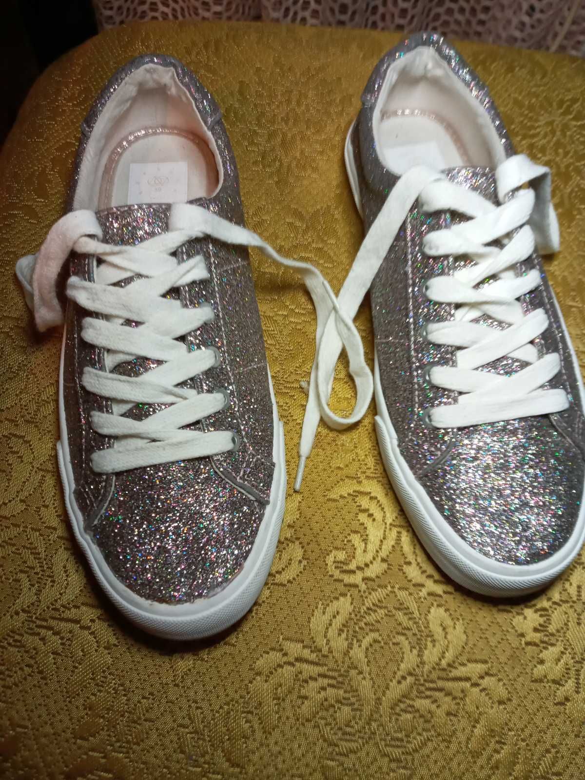 Женские кроссовки, кеды VANs 39.5 р,. Converse 38 - 39р.,Bershka 39