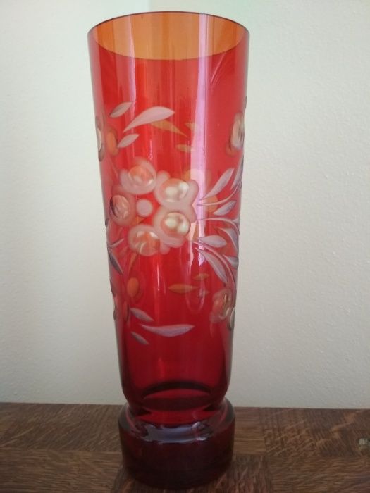 Piękny, rubinowy, szlifowany szklany wazon.