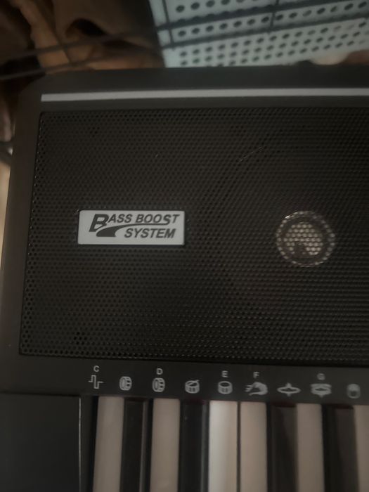 Piano impecavel com tripé