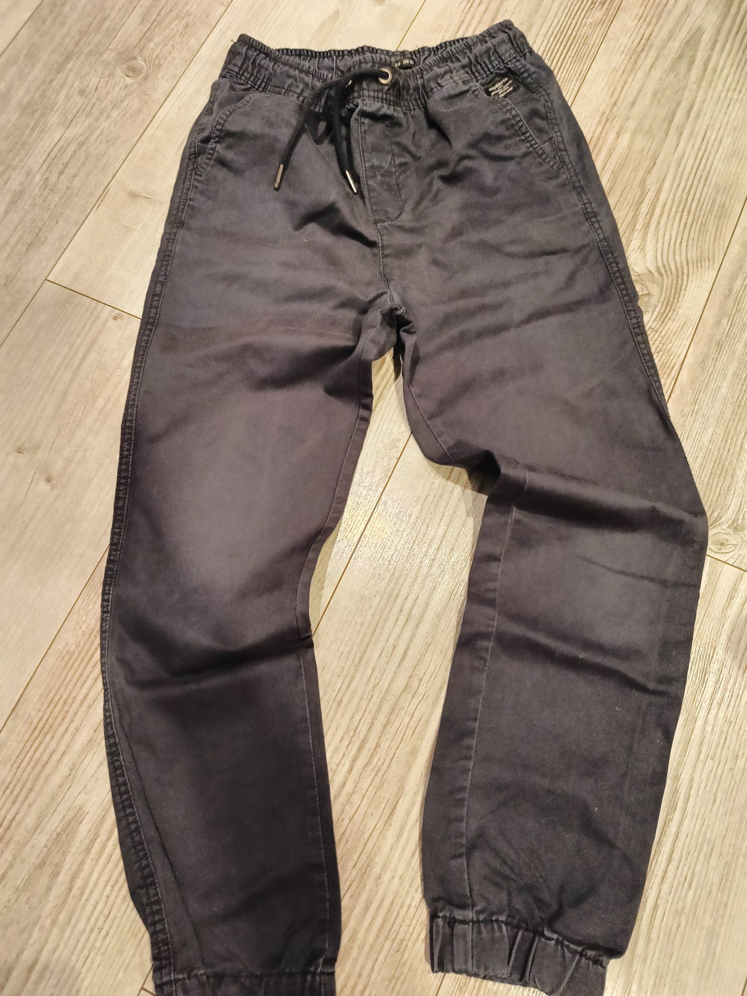 Super spodnie chinos Reserved dla chłopca r. 158cm