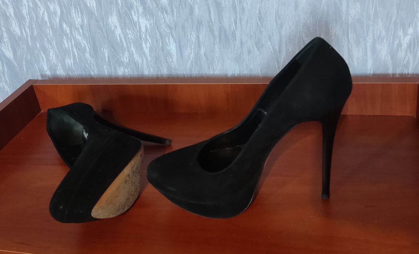 Продам замшевые туфли женские