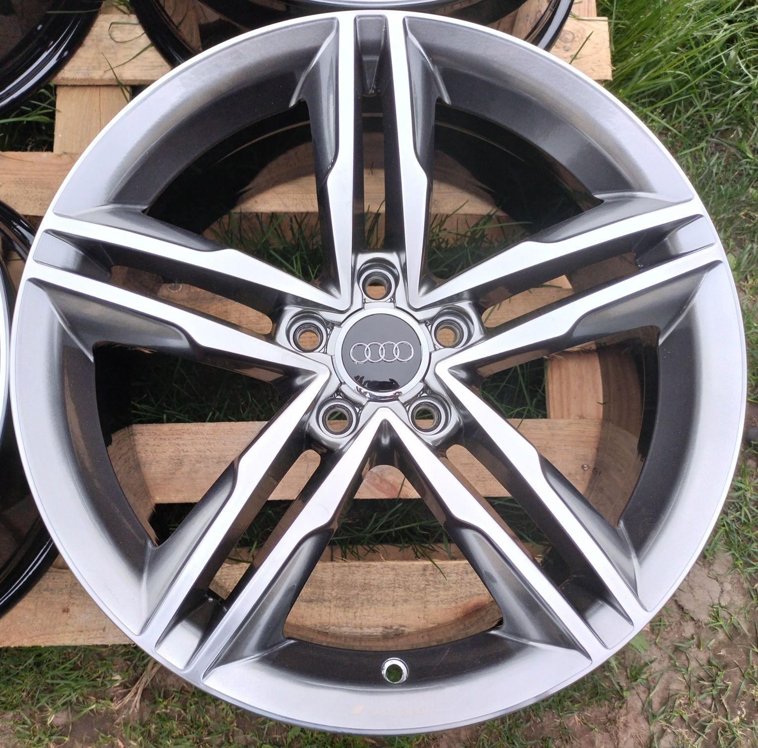 Felgi Audi RS A3 S3 A4 S4 A5 S5 A6 S6 A7 S7 A8 Q3 Q5 8x18 ET42 5x112