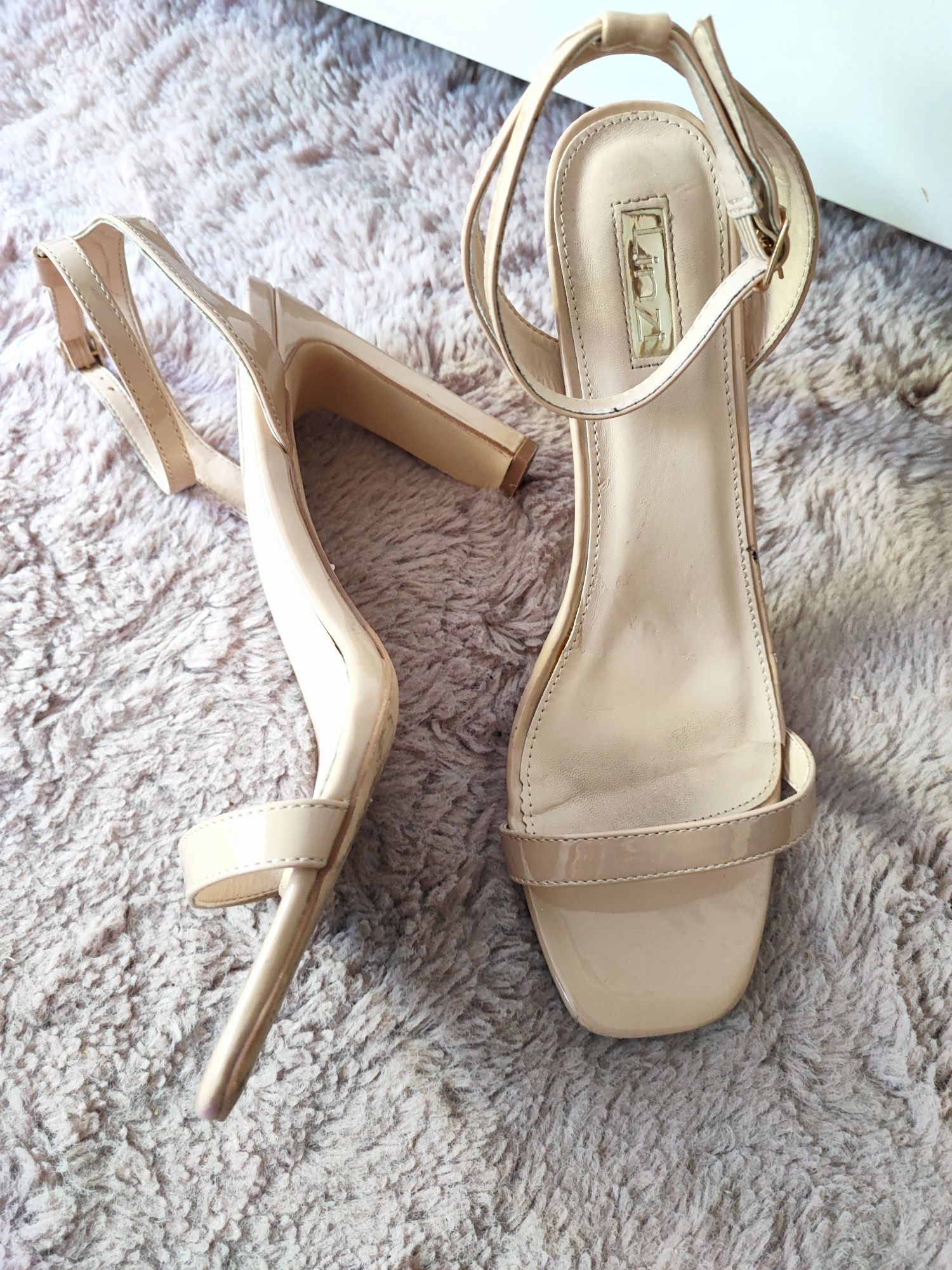Eleganckie beżowe buty na obcasie 41 wesele impreza