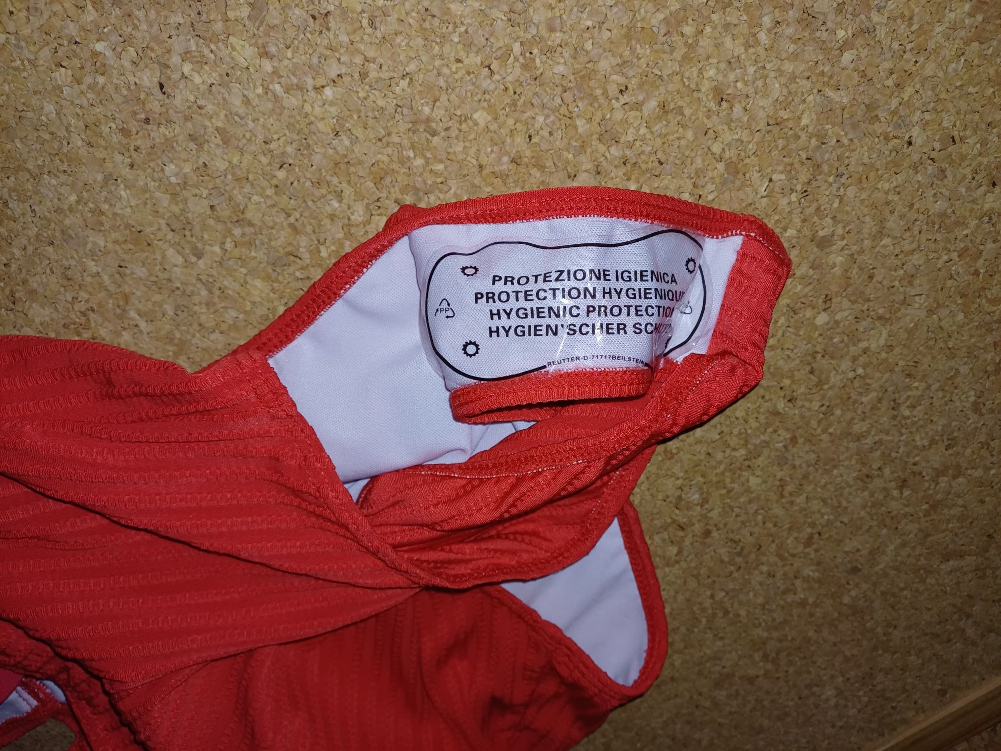 Fato de banho tamanho L. Novo.
Vermelho. 
Veste muito bem.