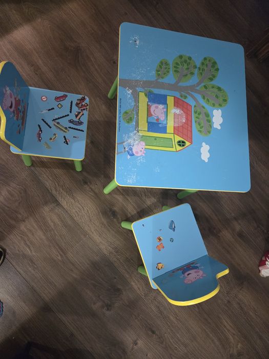 Stolik plus dwa krzesła świnka peppa
