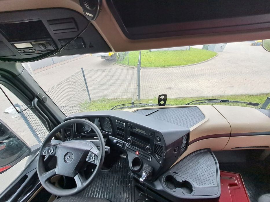 MERCEDES ACTROS MP4 KOKPIT KONSOLA DOLNA SZEROKA KABINA STREAMSPACE DESKA