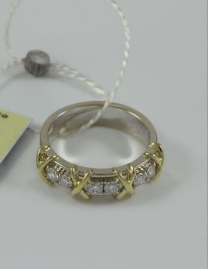 Золотое кольцо с бриллиантами в стиле Tiffany