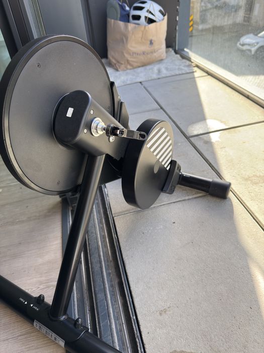 Rolo de treino Van Rysel D100 com Zwift Cog