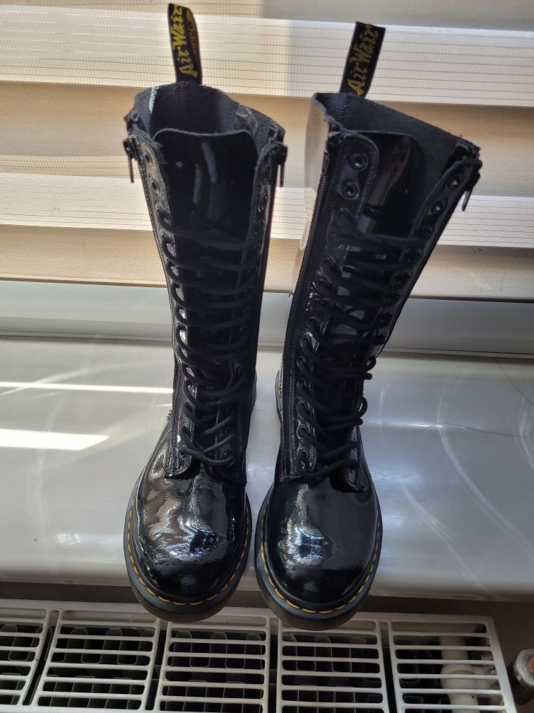 Oryginalne Glany Dr. Martens Skóra Lakierowana rozmiar 41