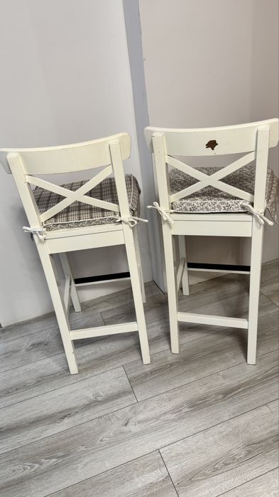 Zestaw 4 szt. krzeseł drewnianych białych wysokich z pokrowcami