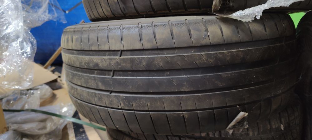 235 45 18 michelin