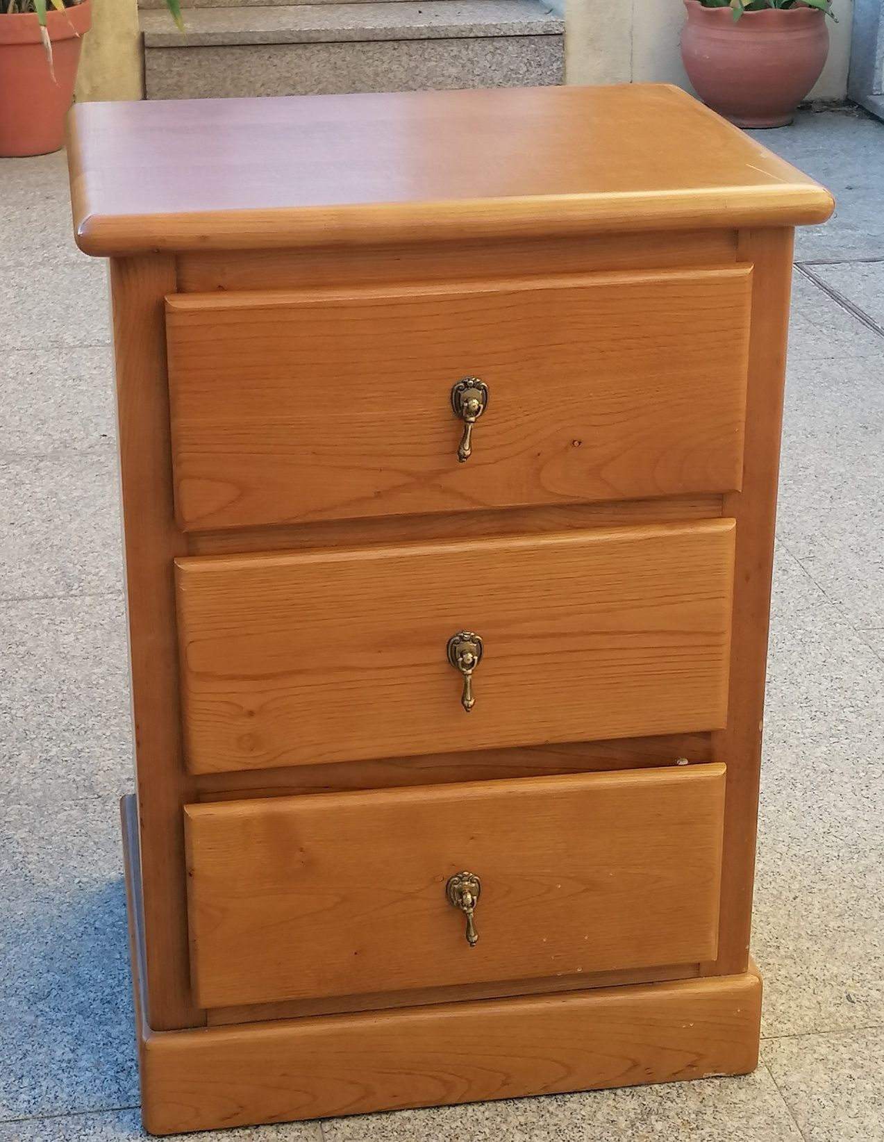 Vendo MESA de CABECEIRA com 3 gavetas grandes em madeiraTenho 2 iguais