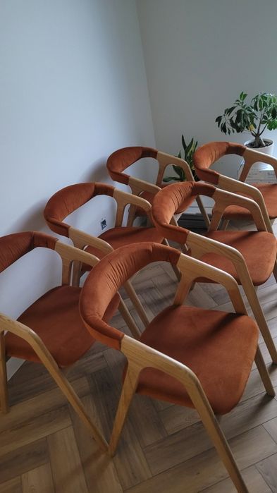 Drewniane krzesła dębowe, tapicerka kolor ceglany, rudy