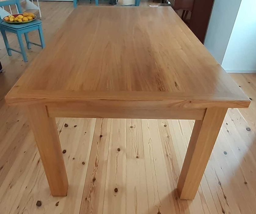 Mesa de jantar em castanheiro