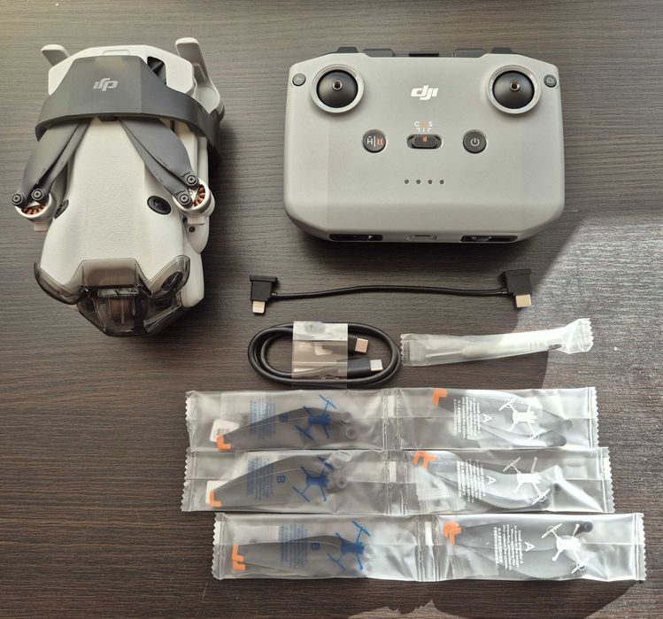 Dron DJI Mini 4 Pro, kontroler RC-N3, Care Refresh