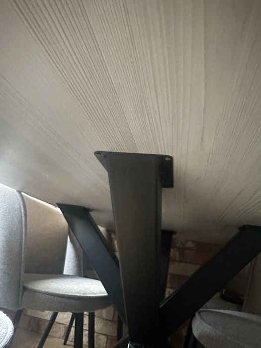 Loftowy drewniany stół