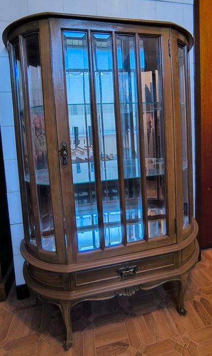 Vitrine em madeira e vidro muito bom estado