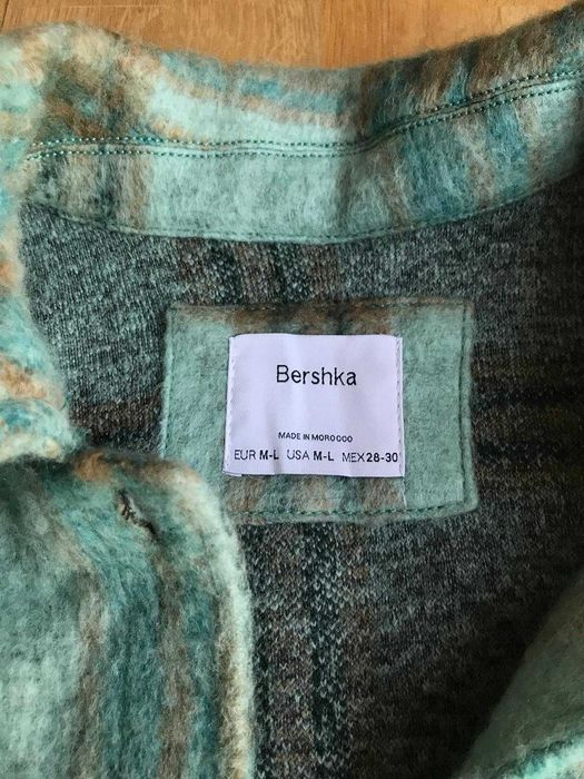 Narzutka w kratę Bershka