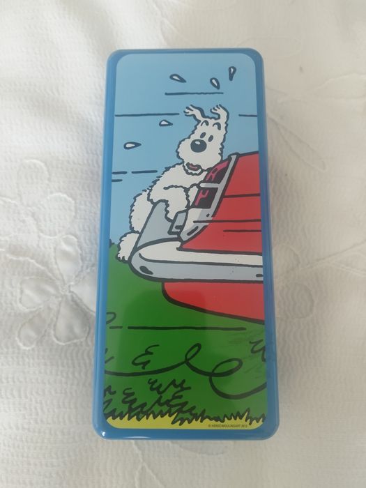 Caixa metálica com personagens da série de banda desenhada As Aventura