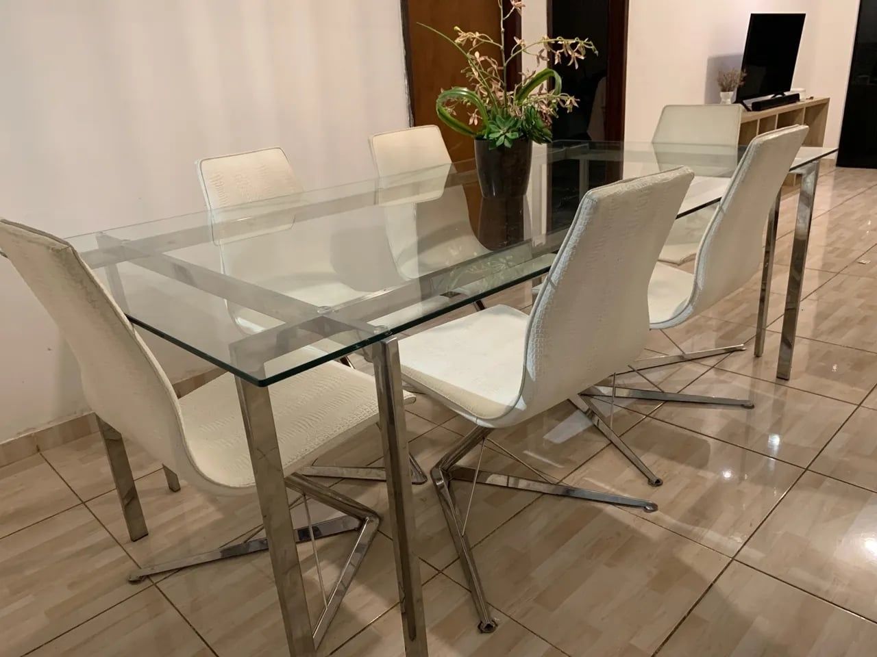 Mesa de jantar em aço inox e vidro
