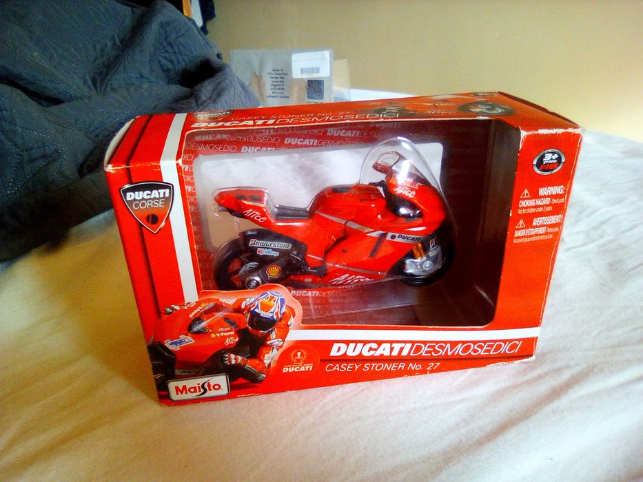 Miniatura Maisto Ducati Desmosedici Casey Stoner 2008 1:18