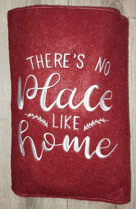 Набор гостевых тапочек в стильном чехле для хранения.