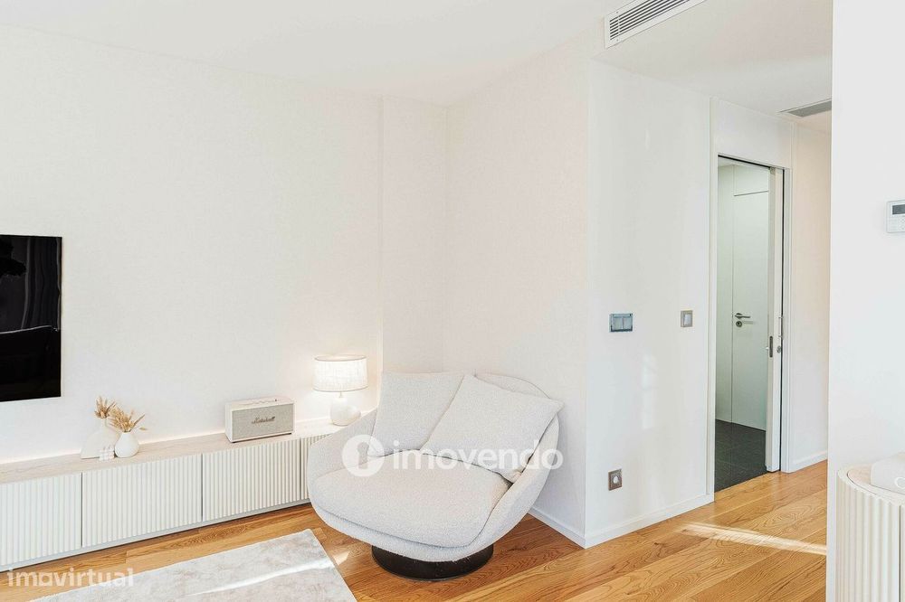 Apartamento T2 de luxo, com estacionamento, nas Avenidas Novas