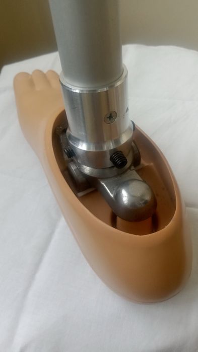 Протези для правої ноги, нижче коліна