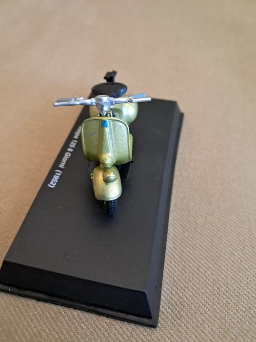 Vespa 125 6 Giorni 1952 escala 1:43