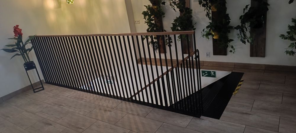 Sprzedam schody metalowe wewnętrzne masywne