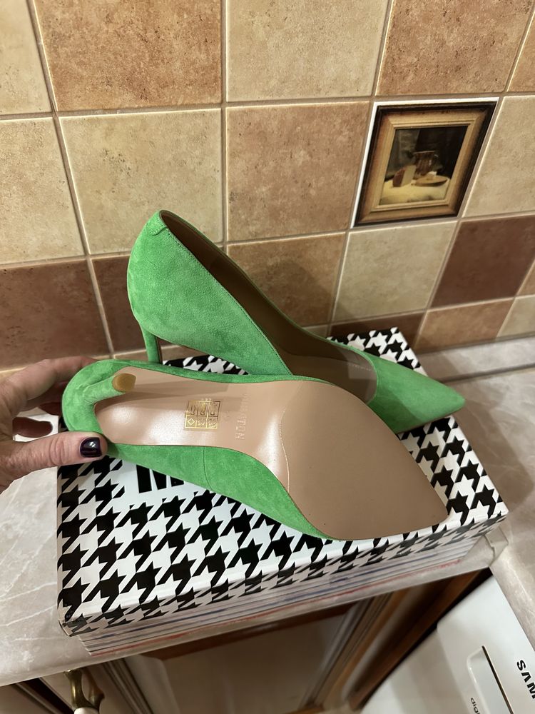 Продам женские туфли, на каблуке, зеленые, замш