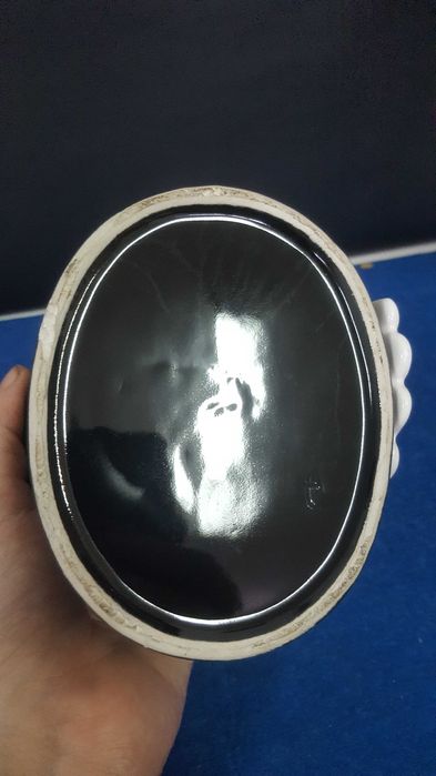 Curiosa taça de ceramica em forma de cartola  com luvas