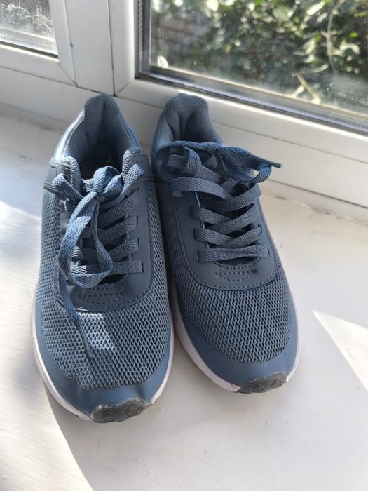 Кросівки, легкі кеди