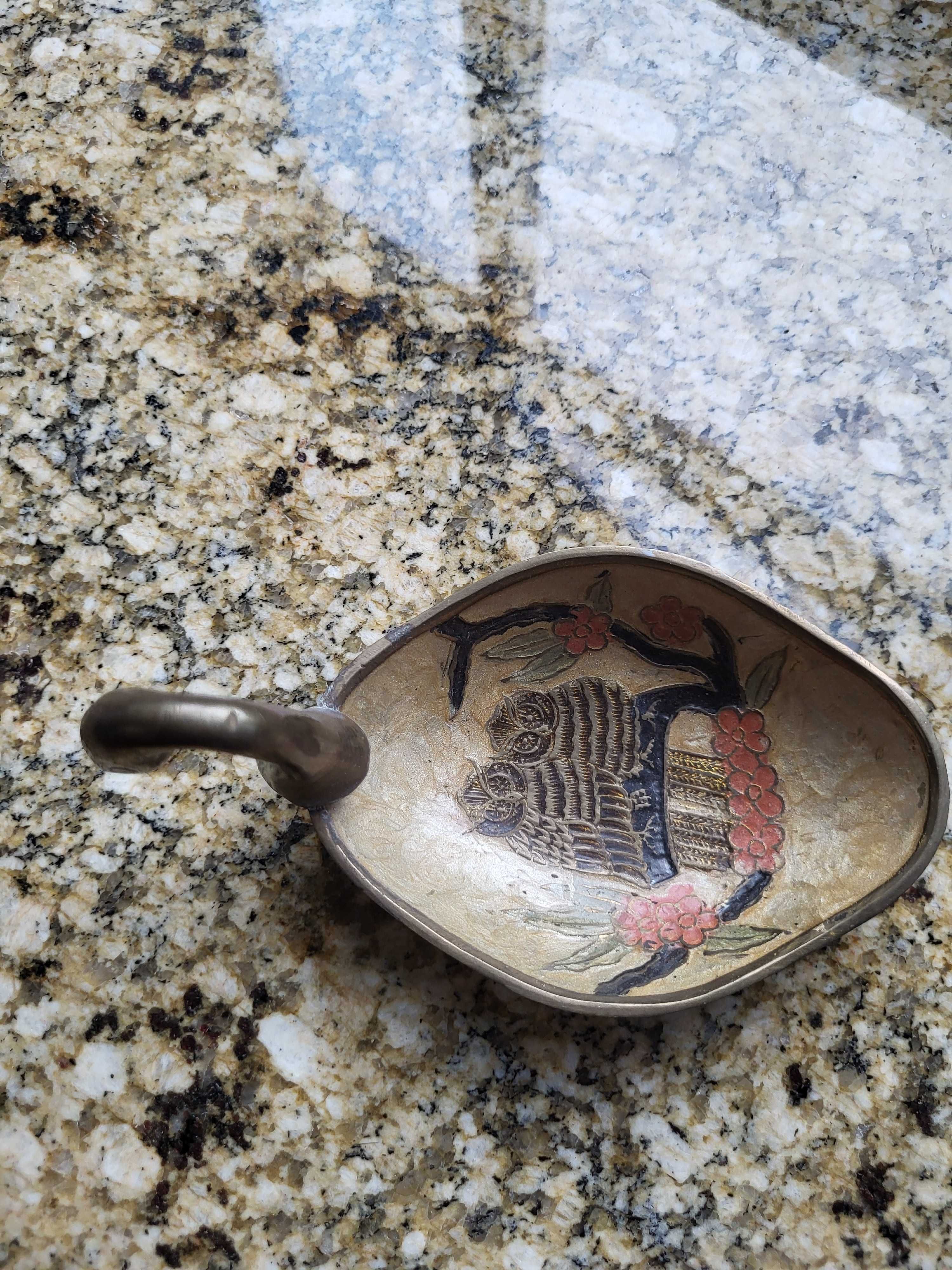 Naczynie orientalne z mosiądzu w kształcie łabędzia