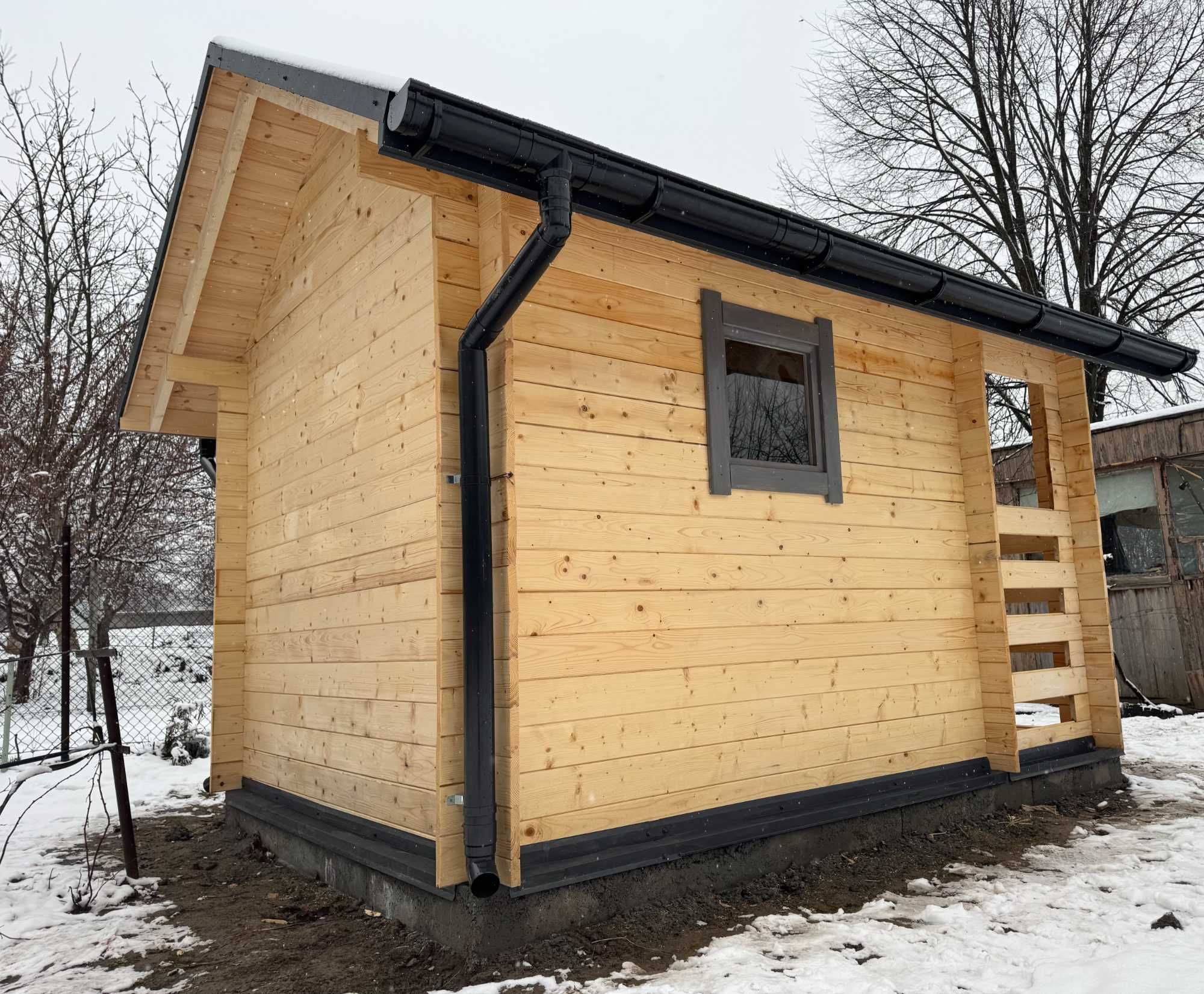 Drewniany domek działkowy "Jaśmin" 300x300 z bali prostokątnych