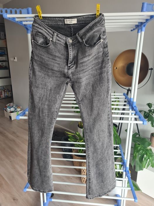 Jasnoszare jeansy marki Colorful Premium. Rozmiar M.
