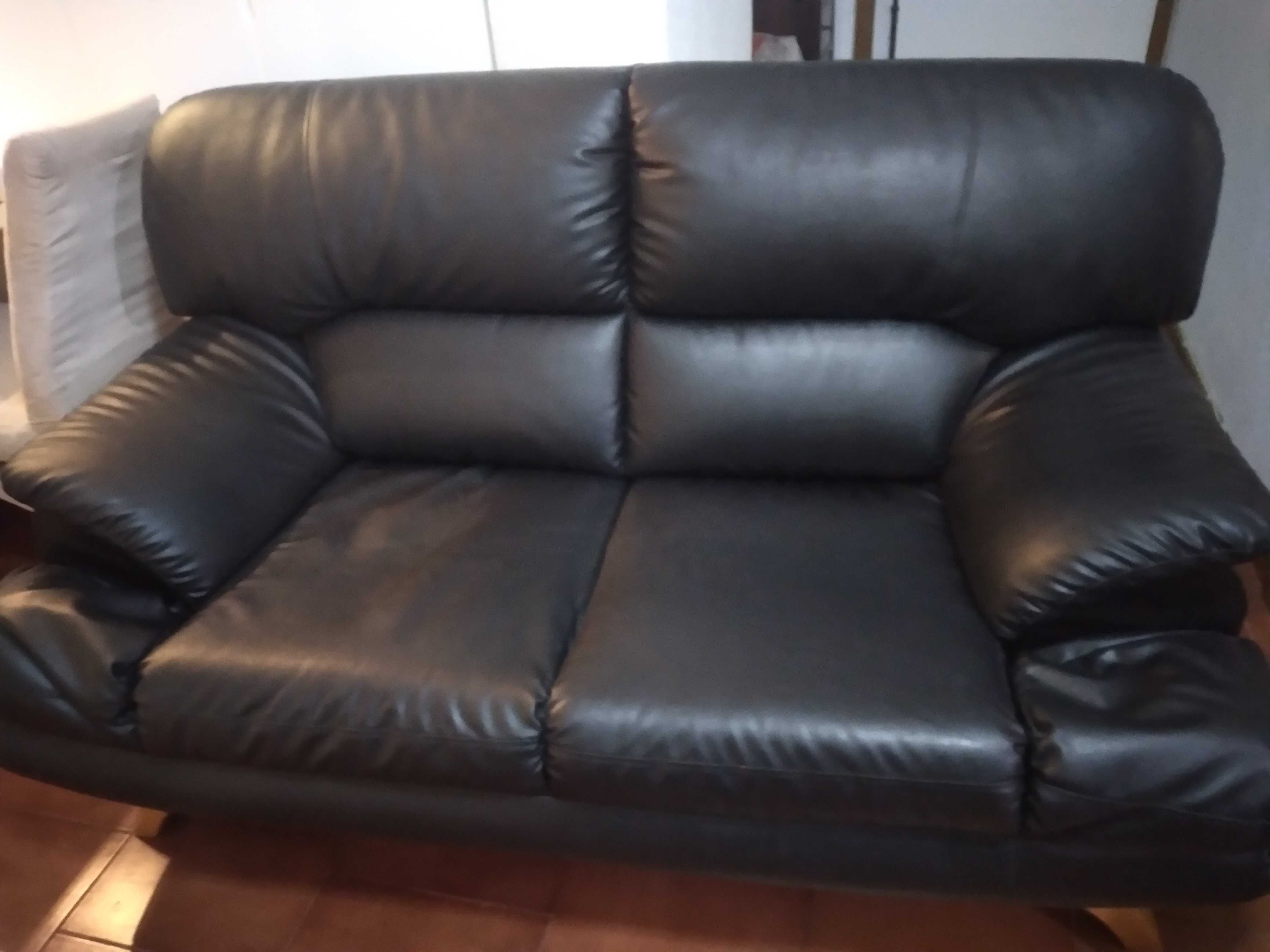 Vendo sofá  2 lugares preto