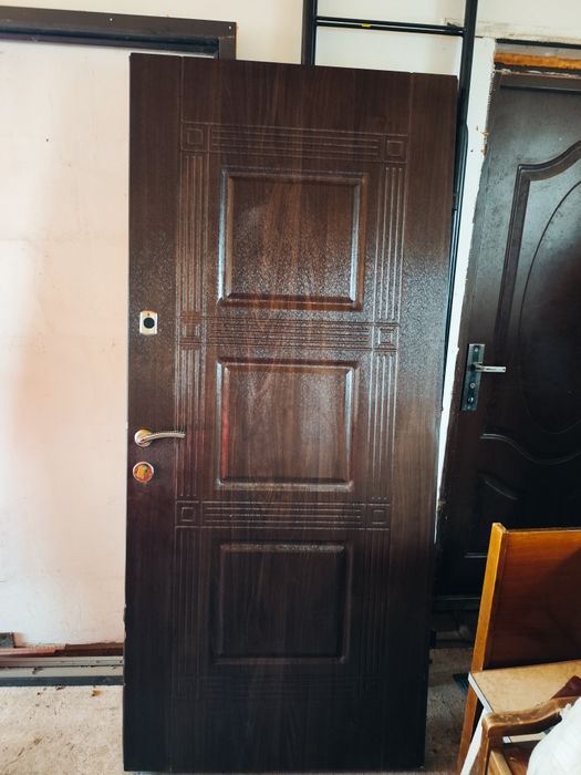 Вхідні металеві двері з коробкою