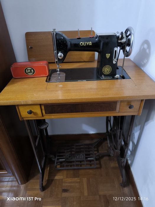 Máquina de costura Oliva com assessórios impecável