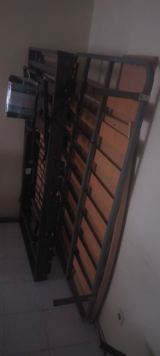 Vendo 2 camas com estrados uma de soteiro de alta modernidade ortopedi