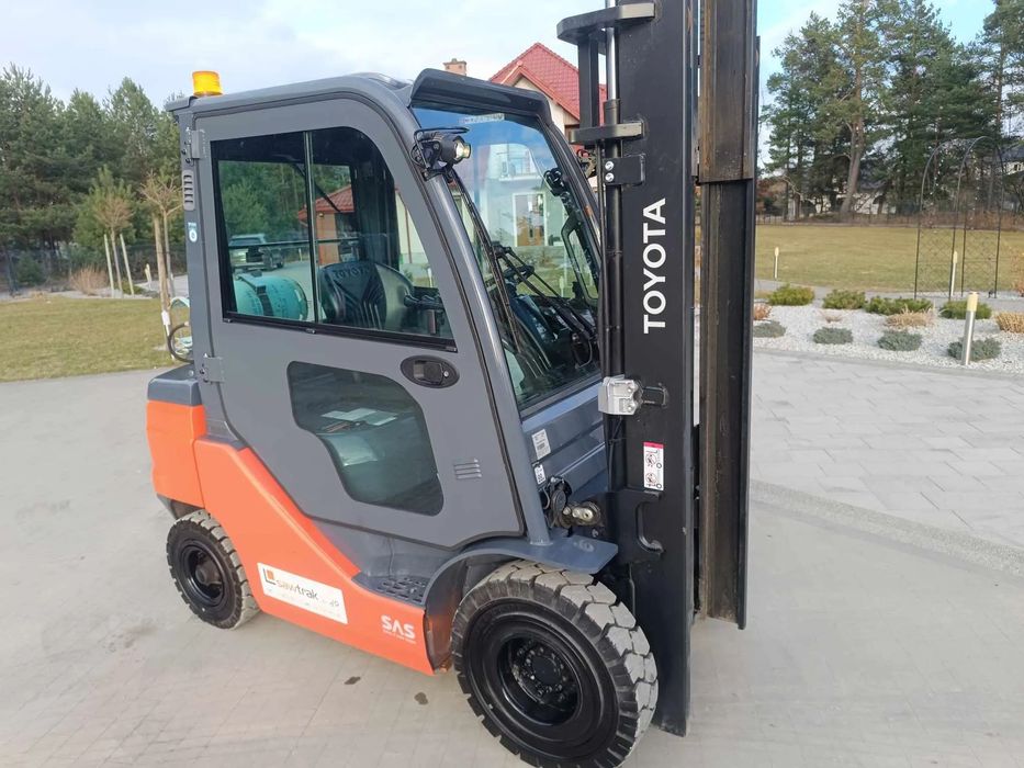 Toyota 8FG25 Kabina 2023 rok benzyna/gaz opony superelastyczne jak NOWY  Udt udźwig 2,5t