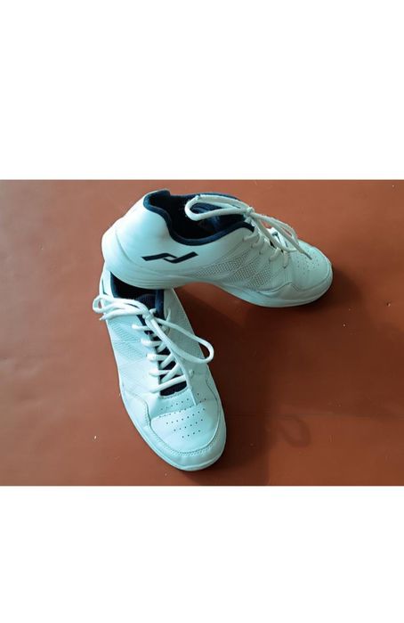 Белые кроссовки на лето