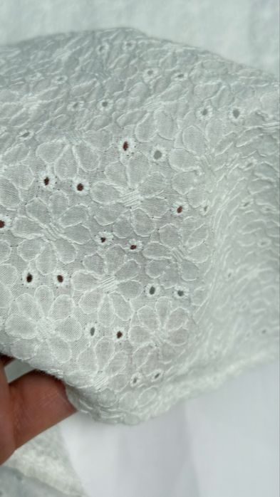 Біла літня сукня з прошви