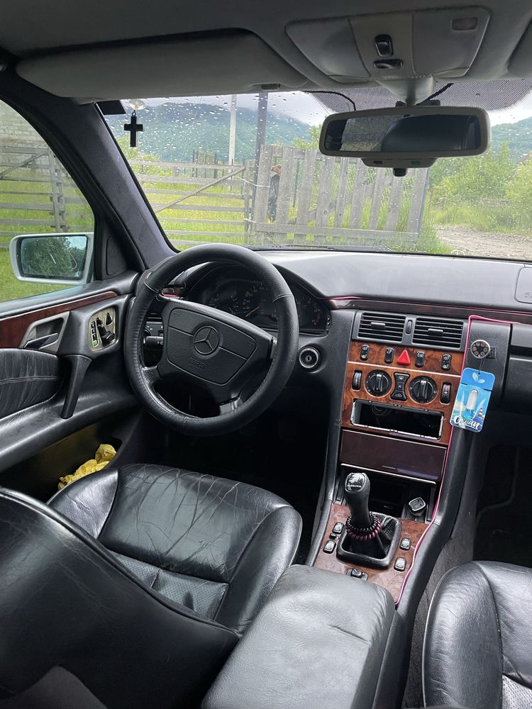 Продам Мерседес w210 низ ринку 2.2 д(атмосферний)