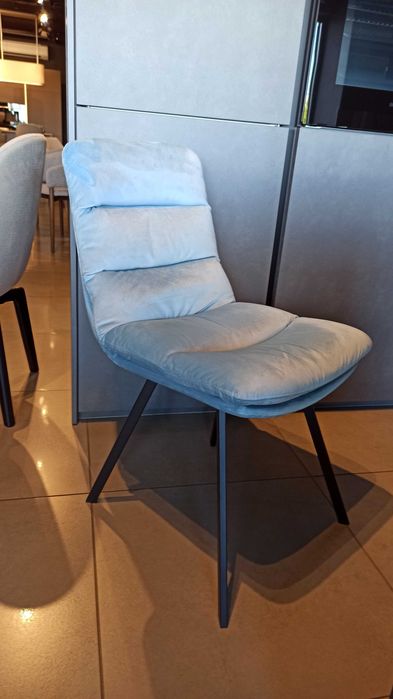 4 krzesła  Johan Claudie z ekspozycji