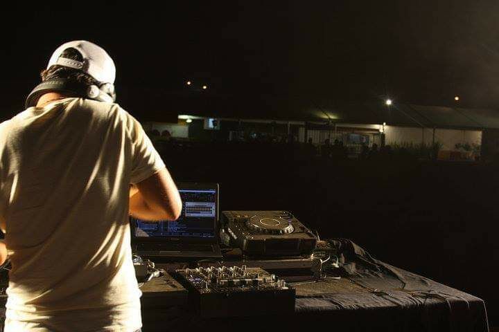 DJ ( disc jockey )