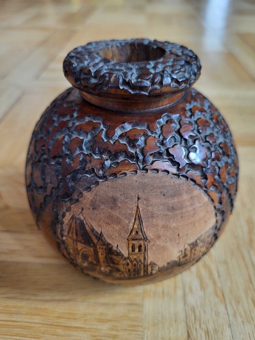 Niezwykły świecznik, wazonik