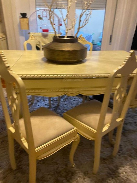 Mesa de sala Queen Anne com 4 cadeiras e 2 cadeiroēs