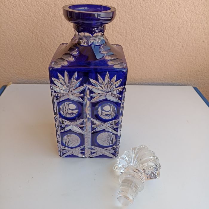 Garrafa de licor lapidada em cristal azul cobalto