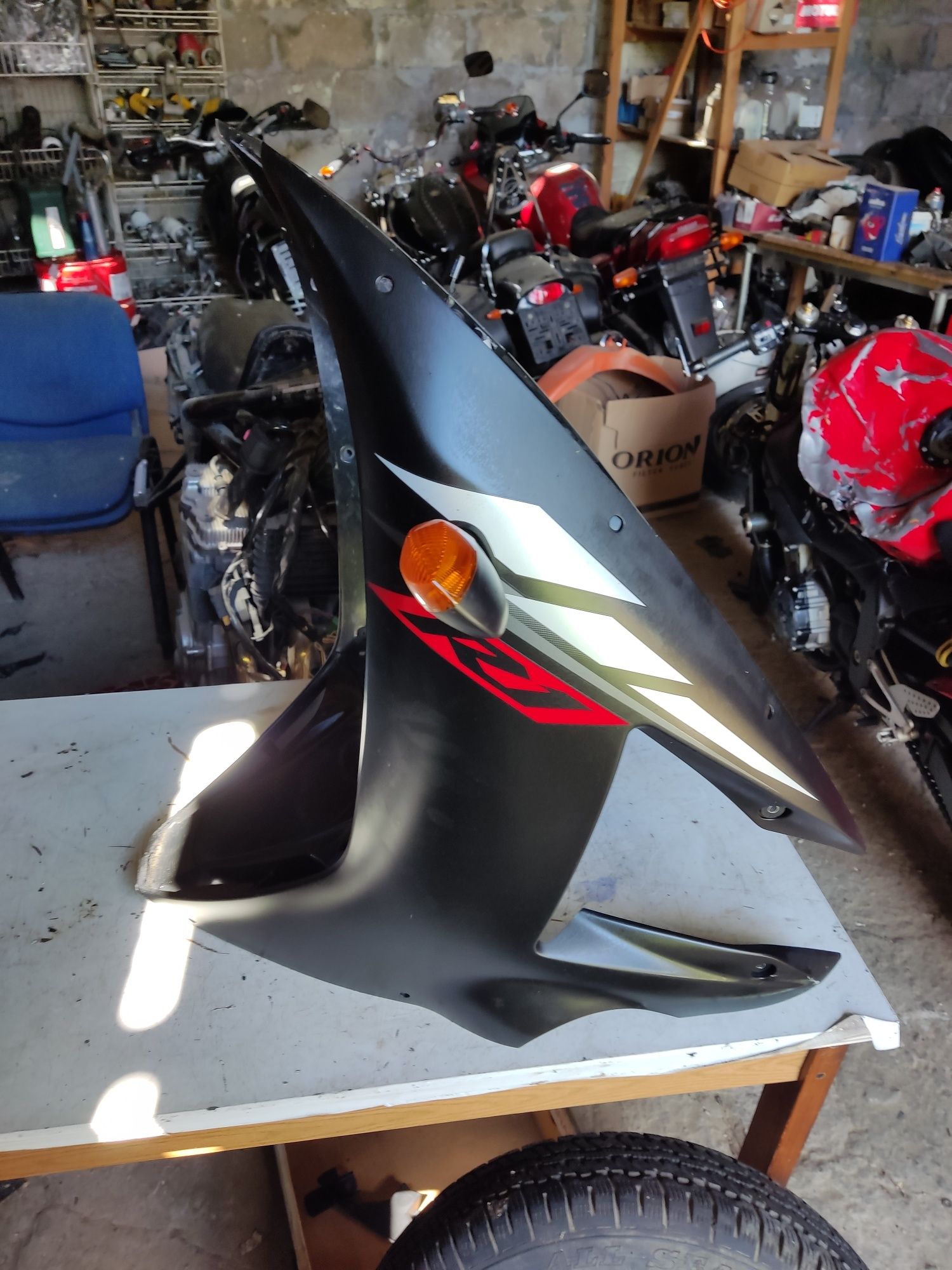 Yamaha R1 rn09 bok owiewka łącznik komplet